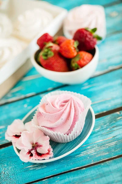 Beautiful Delicious Dessert Zephyr Shape Flowers Roses Strawberries — Stock Photo, Image