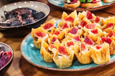 Restoranda yemek servisi.