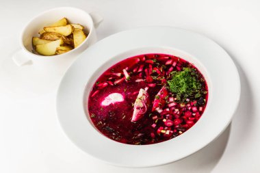 soğuk pancar çorbası ve fırında patates, yakın