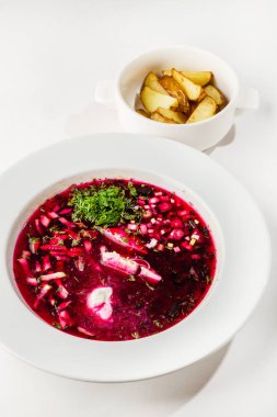 soğuk pancar çorbası ve fırında patates, yakın