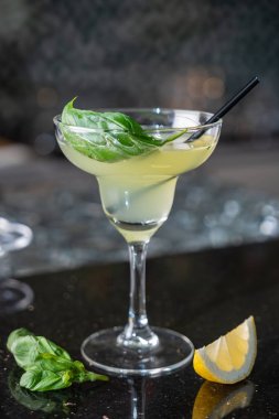 kokteyl barda, yakın çekim