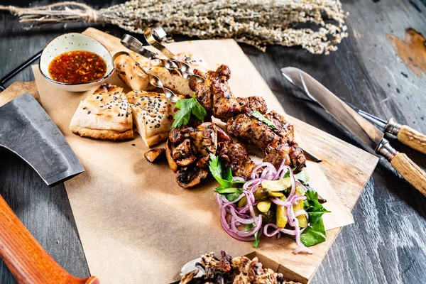 Shish Kebab Wieprzowiny Sosu Zbliżenie — Zdjęcie stockowe