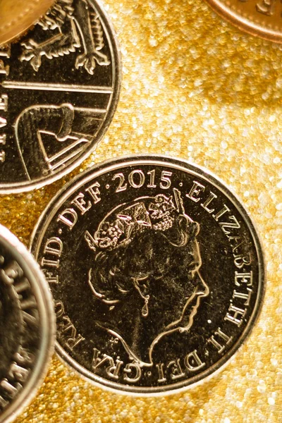 金色背景的英国硬币 英国硬币 — 图库照片