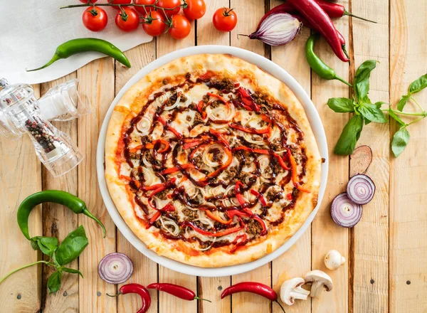 Sabrosa Pizza Italiana Con Ingredientes Frescos Mesa — Foto de Stock