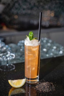 kokteyl barda, yakın çekim
