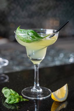 kokteyl barda, yakın çekim