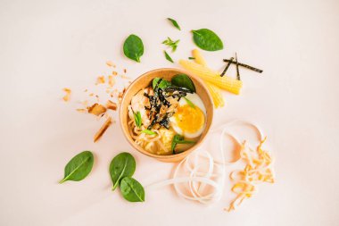 kutusunda yumurta ve ıspanak ile pirinç şehriye