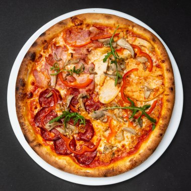 Taze İtalyan pizzası, yakın çekim.