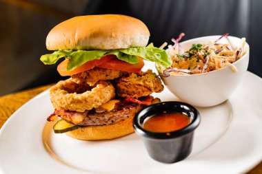 soğan halkaları ve salata ile burger, yakın