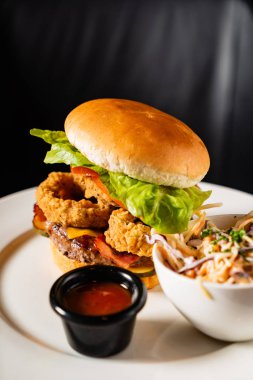soğan halkaları ve salata ile burger, yakın