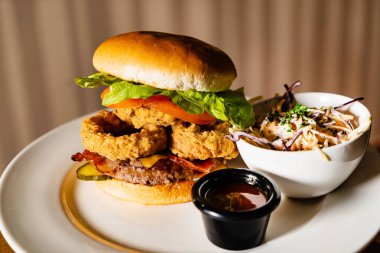 soğan halkaları ve salata ile burger, yakın