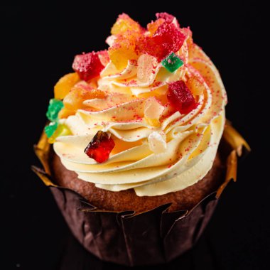 krema ve karamel ile cupcake, yakın