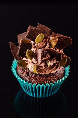 krema ve karamel ile cupcake, yakın