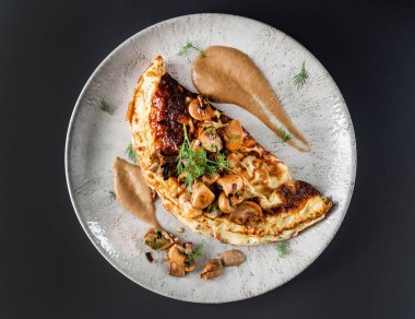 mantar ile taze omlet, üst görünümü