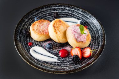 çilek ile yumuşak peynir krep, yakın