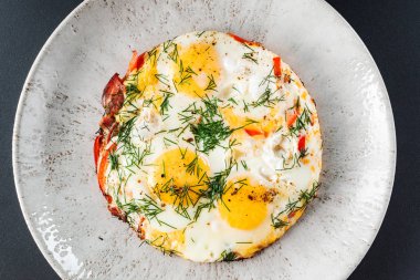 Kızarmış sebze ile yumurta, yakın