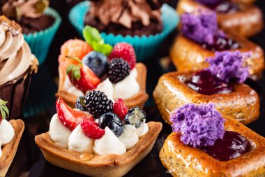 siyah arka plan üzerinde fransız hamur işleri, yakın