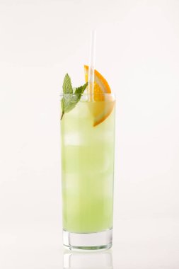 kokteyl beyaz zemin üzerine yakın çekim