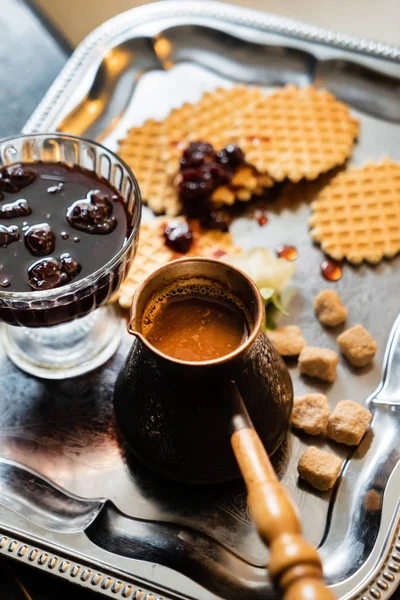 Välsmakande Frukost Våfflor Kaffe Och Sylt Närbild — Stockfoto