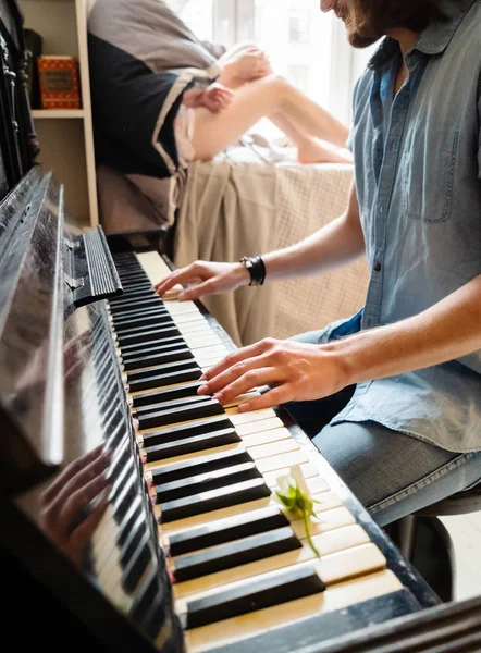 Homem Tocando Piano Quarto Casa — Fotografia de Stock