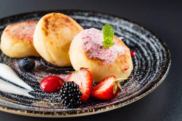 Weichkäse Pfannkuchen Mit Beeren Nahaufnahme — Stockfoto