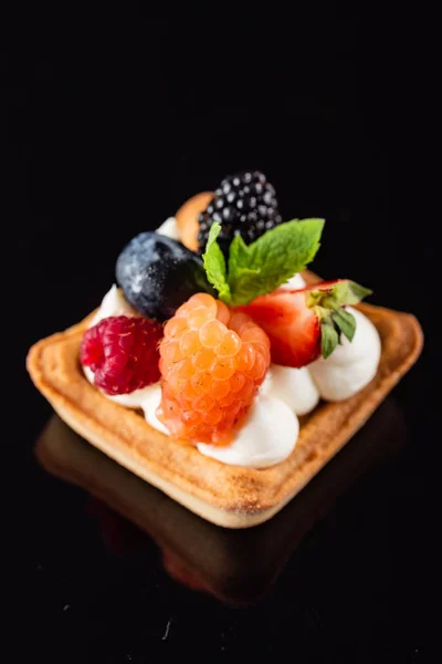 Tarta Fruta Fresca Con Bayas Aisladas Sobre Fondo Negro —  Fotos de Stock