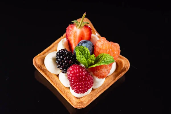 Frisches Fruchtgebäck Mit Beeren Isoliert Auf Schwarzem Hintergrund — Stockfoto