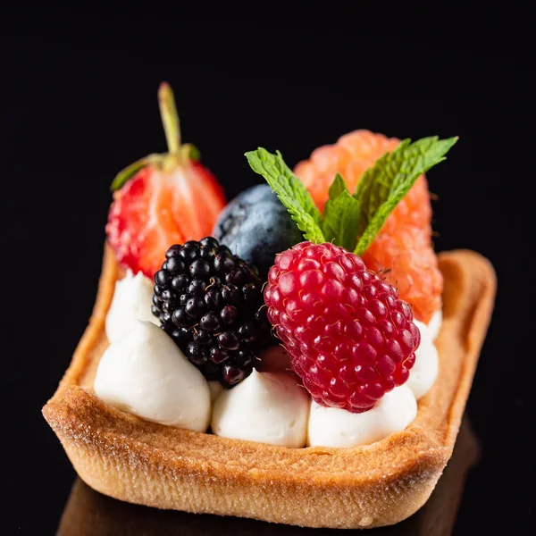 Tarta Fruta Fresca Con Bayas Aisladas Sobre Fondo Negro —  Fotos de Stock