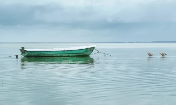 海水中的空船 — 图库照片