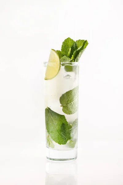 Cocktail Auf Weißem Hintergrund Nahaufnahme — Stockfoto