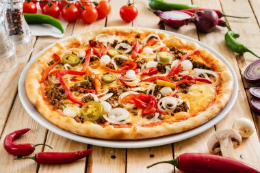 masada ahşap arka plan üzerinde lezzetli pizza 