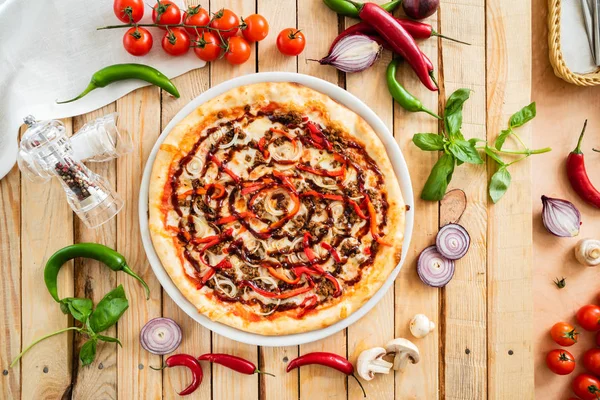 Gustosa Pizza Sullo Sfondo Legno Sul Tavolo — Foto Stock