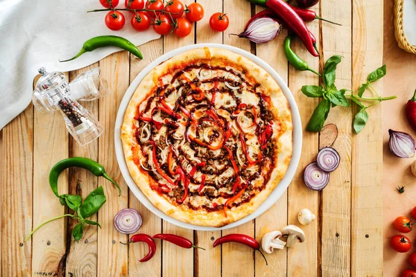Gustosa Pizza Italiana Con Ingredienti Freschi Tavola — Foto Stock