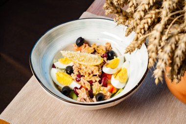 yumurta ve zeytin ile ton balığı salatası, yakın