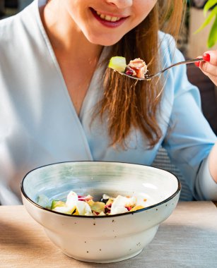 kadın yumurta ve zeytin ile ton balığı salatası yeme