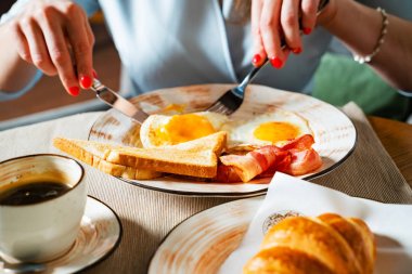 Kafede geleneksel kahvaltı yapan bir kadın.