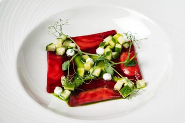 beyaz plaka üzerinde salatalık ile lezzetli pancar carpaccio