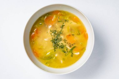 beyaz kase taze besin sebze çorbası