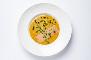 beyaz tabakta pesto ile taze krema çorbası