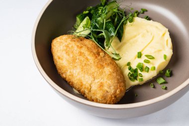 patates püresi ve salata ile pirlet, yakın