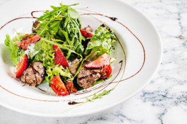 çilek ve ördek ciğeri ile lezzetli salata