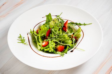 çilek ve arugula ile sağlıklı salata