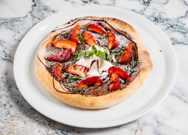 masada çikolata ve dondurma ile çilek pizza 