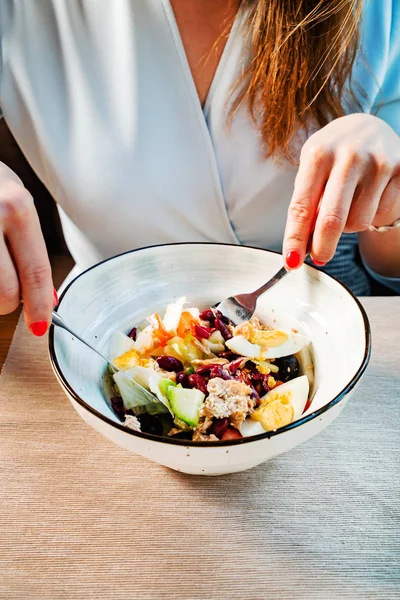 Frau Isst Thunfischsalat Mit Und Oliven Tisch — Stockfoto