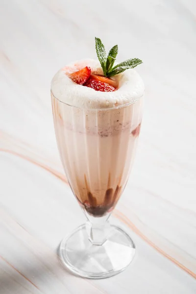 奶昔与草莓和巧克力在玻璃 — 图库照片