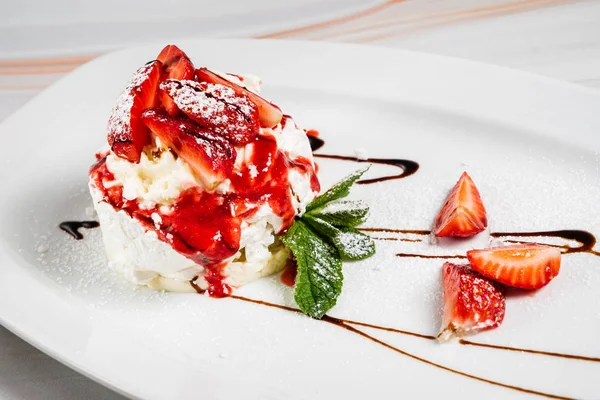 Dessert Mit Erdbeeren Und Eis Aus Nächster Nähe — Stockfoto