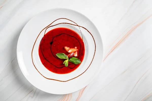 Deliciosa Sopa Fresa Con Salsa Chocolate — Foto de Stock