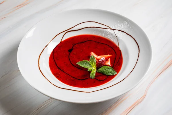Νόστιμη Σούπα Φράουλας Σάλτσα Σοκολάτας — Φωτογραφία Αρχείου
