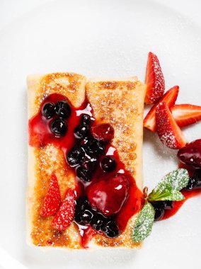 çilek ve süzme peynir ile krep