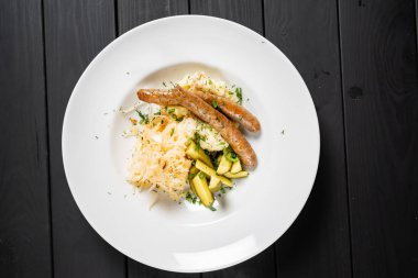 sosis ve taze lahana salatası ile patates püresi